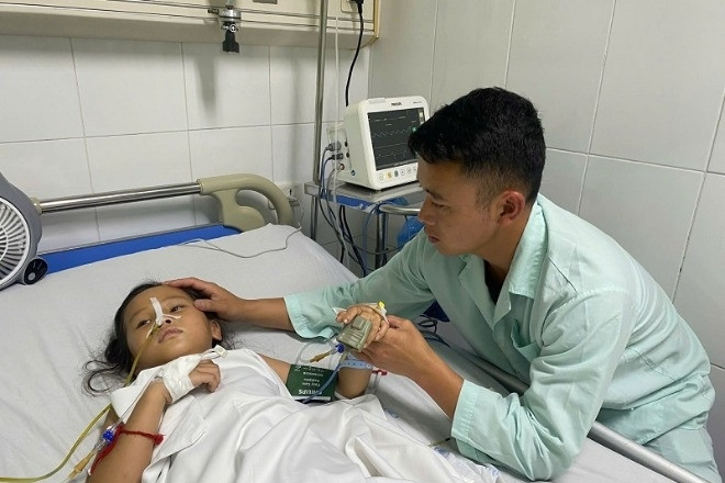Bé gái Mông bị vỡ tá tràng, gia đình nghèo cần thêm 20 triệu đồng cứu con