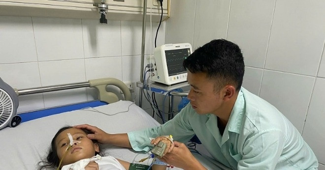 Bé gái Mông bị vỡ tá tràng, gia đình nghèo cần thêm 20 triệu đồng cứu con