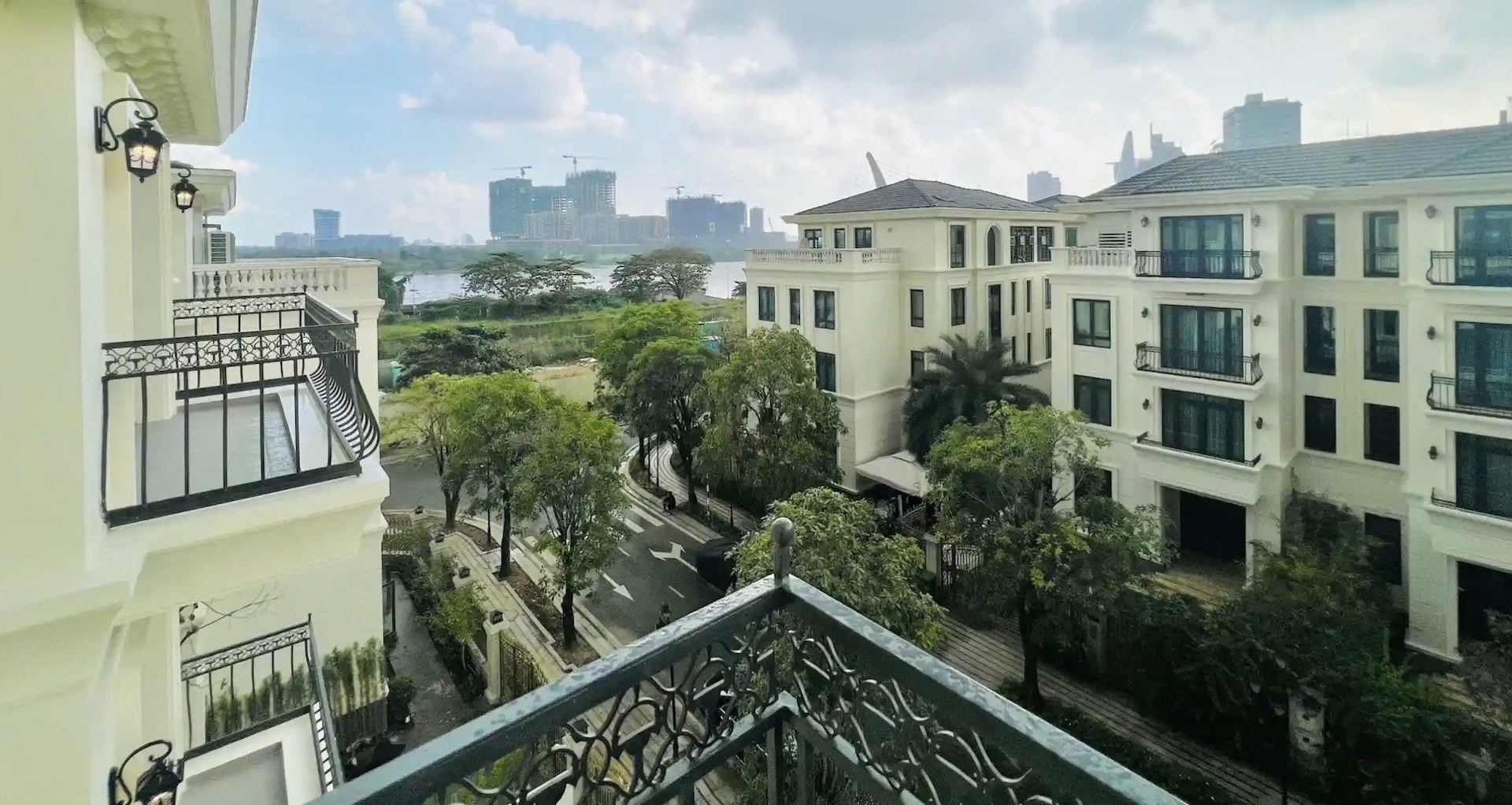 Biệt thự TPHCM: Giới siêu giàu mới mua nổi, người giàu cũng khó với tới