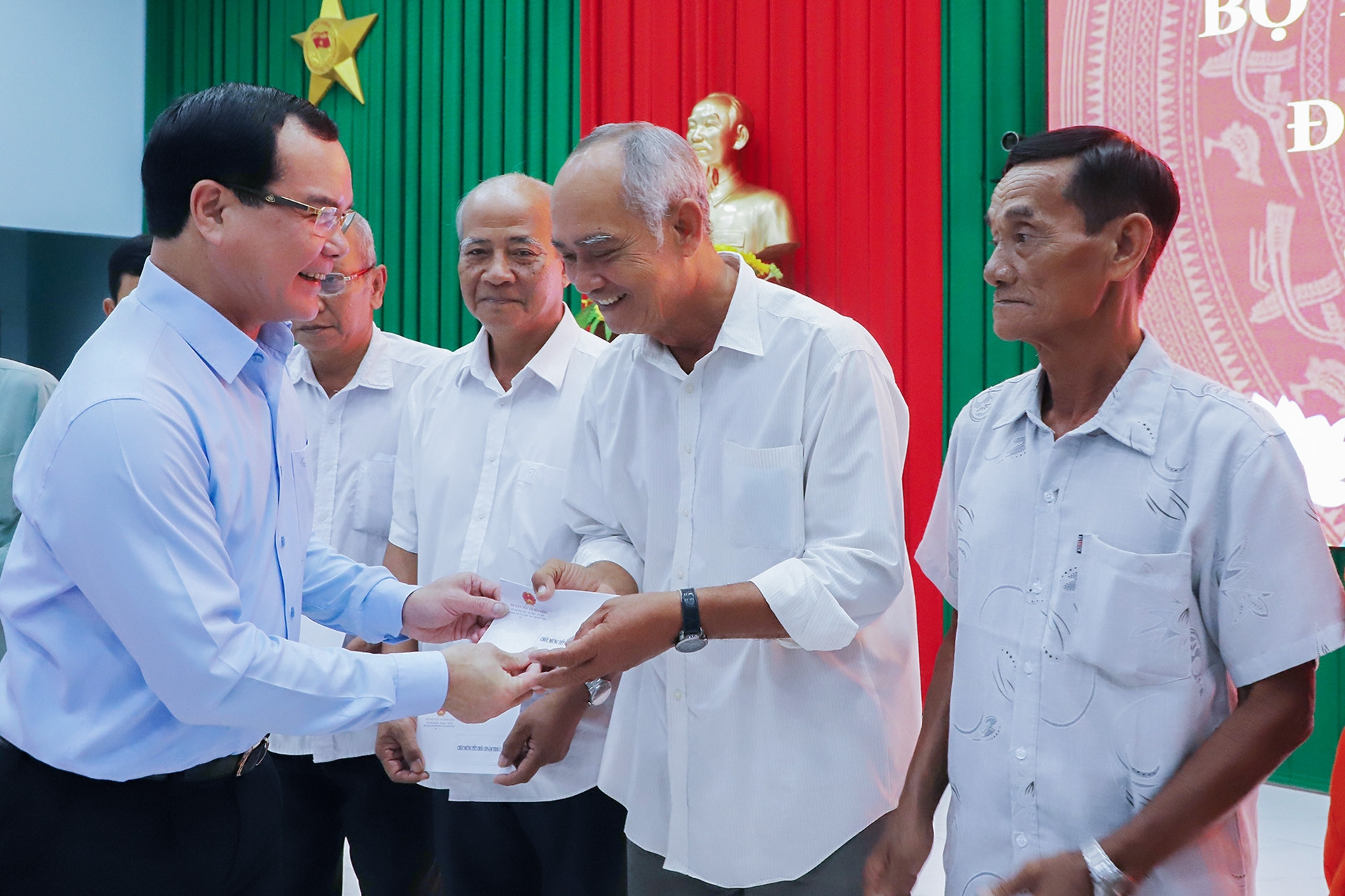 Bộ trưởng Nguyễn Đình Khang thăm, chúc Tết đồng bào Khmer tại Vĩnh Long