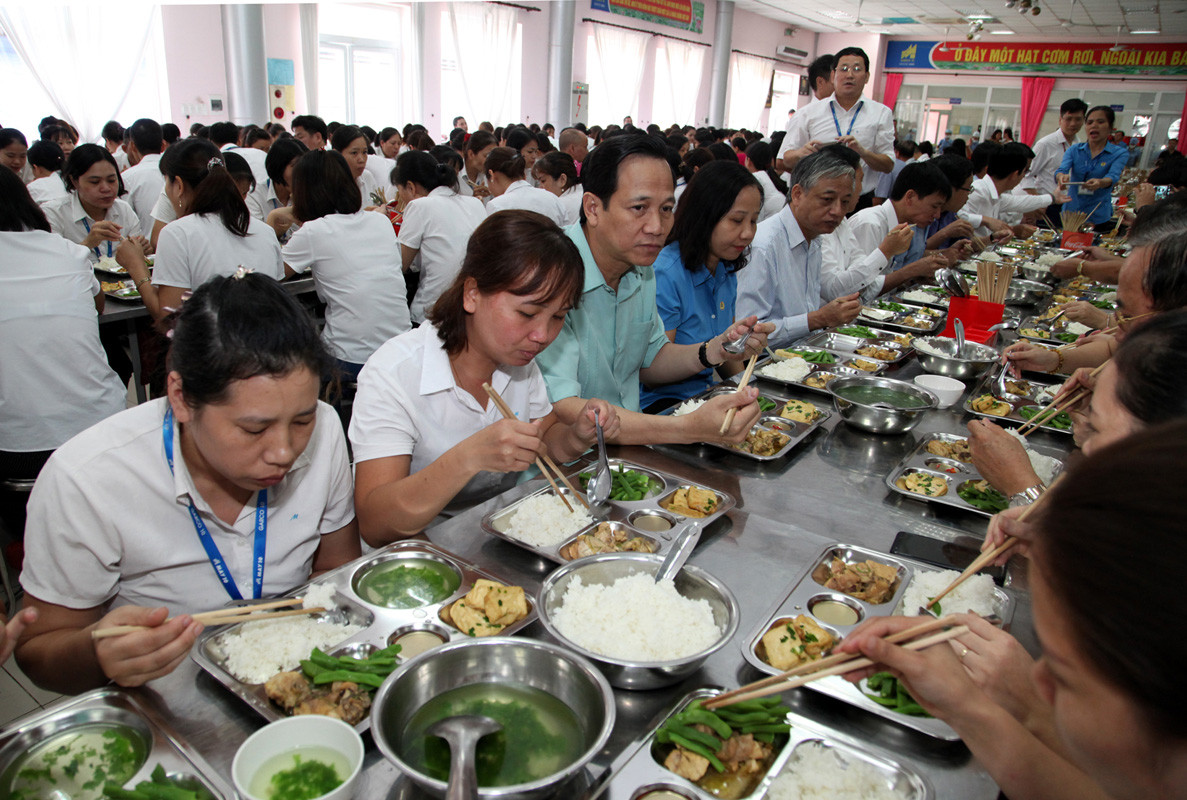 Box https://static-images.vnncdn.net/vps_images_publish/000001/000003/2026/4/11/botruongancomvoicongnhan-1960.jpg