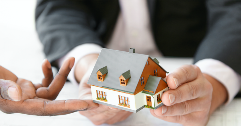 Cháu ép bà ngoại 70 tuổi nhường thừa kế, tìm luật sư lật ngược tình thế