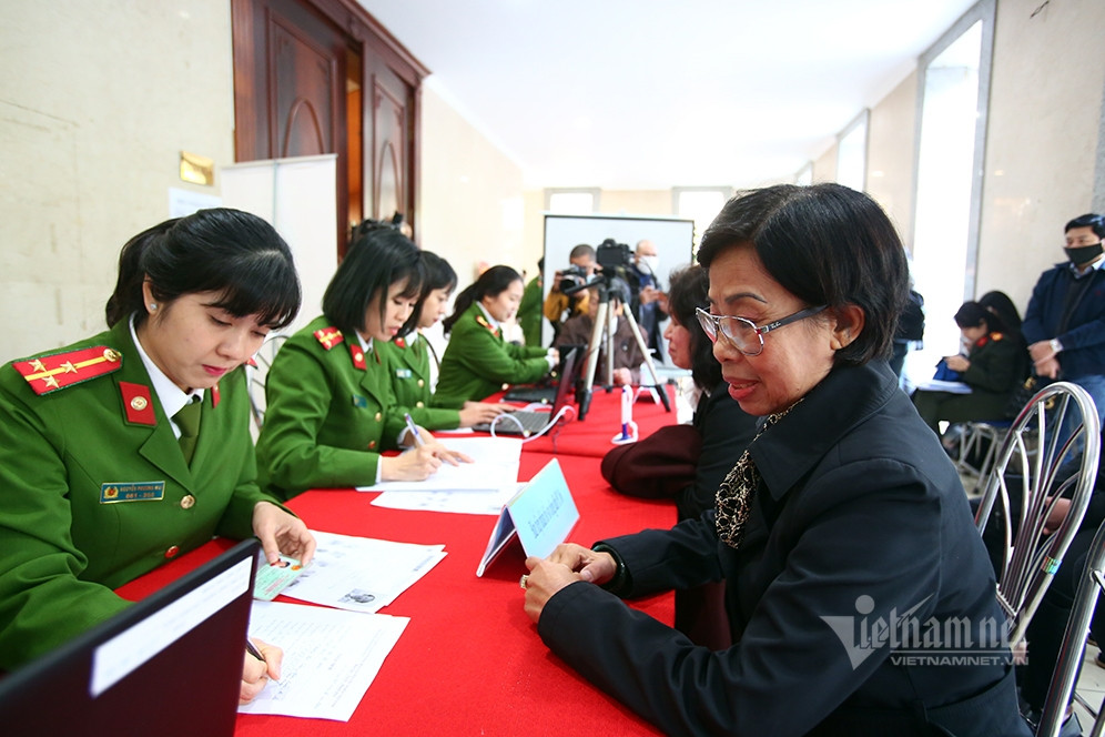 Chiến dịch căn cước: Xúc động chuyện công an mang phấn son làm đẹp cho cụ già