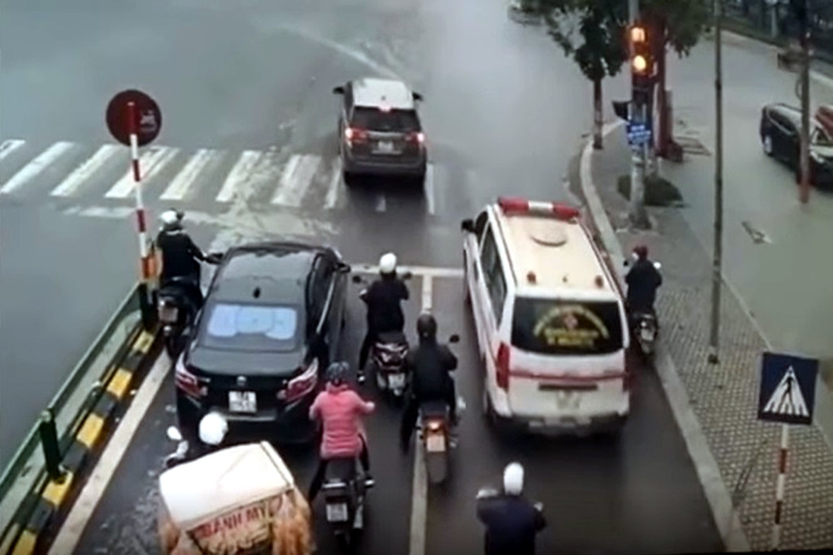  Chứng minh thế nào để không bị phạt nguội khi vượt đèn đỏ đưa vợ đi cấp cứu? 