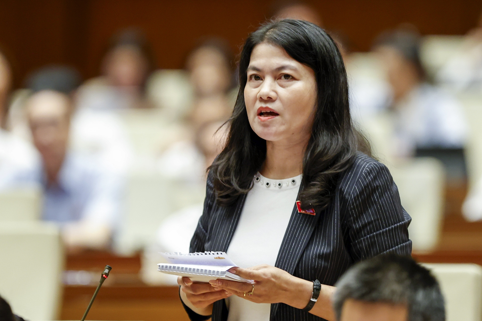 Có nên giữ quy định người đi công chứng phải chụp ảnh với công chứng viên?