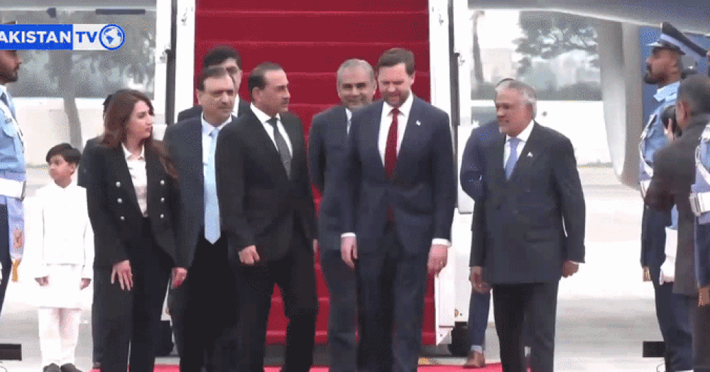 Hình ảnh phái đoàn Mỹ đặt chân đến Pakistan để tham dự đàm phán với Iran