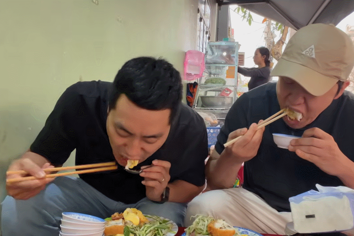 Khách Hàn lần đầu thử một món ở vỉa hè TPHCM, khen đáng dậy sớm để ăn