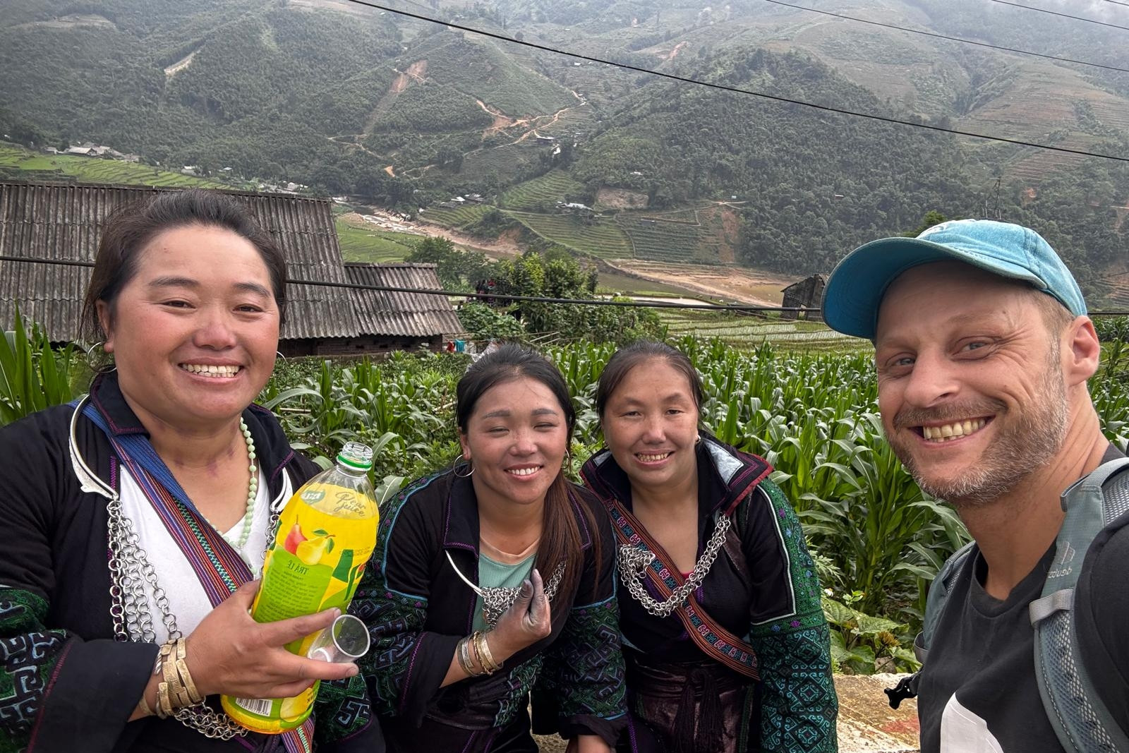 Khách Tây bật khóc khi rời Việt Nam, nói về người Việt tốt bụng tới kỳ lạ