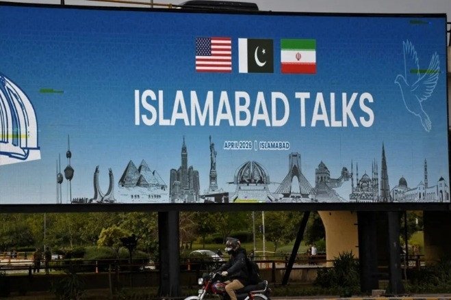  Mỹ - Iran bắt đầu đàm phán, ông Trump nói 'đang dọn dẹp' eo biển Hormuz 