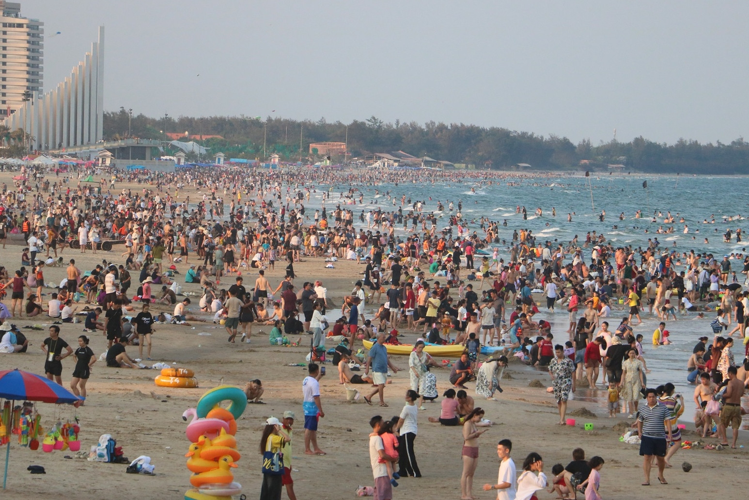 Nắng nóng oi bức, du khách đổ về biển Vũng Tàu chen chân 'giải nhiệt' cuối tuần