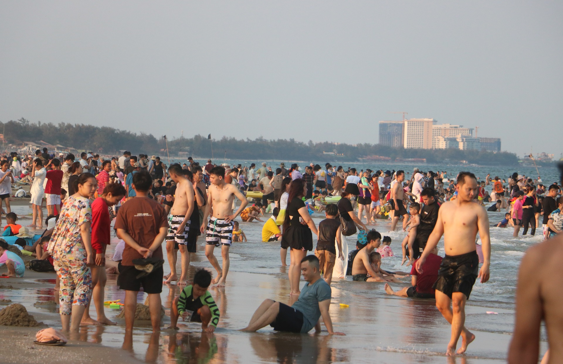 Nắng nóng oi bức, du khách đổ về biển Vũng Tàu chen chân 'giải nhiệt' cuối tuần.1.JPG.jpg