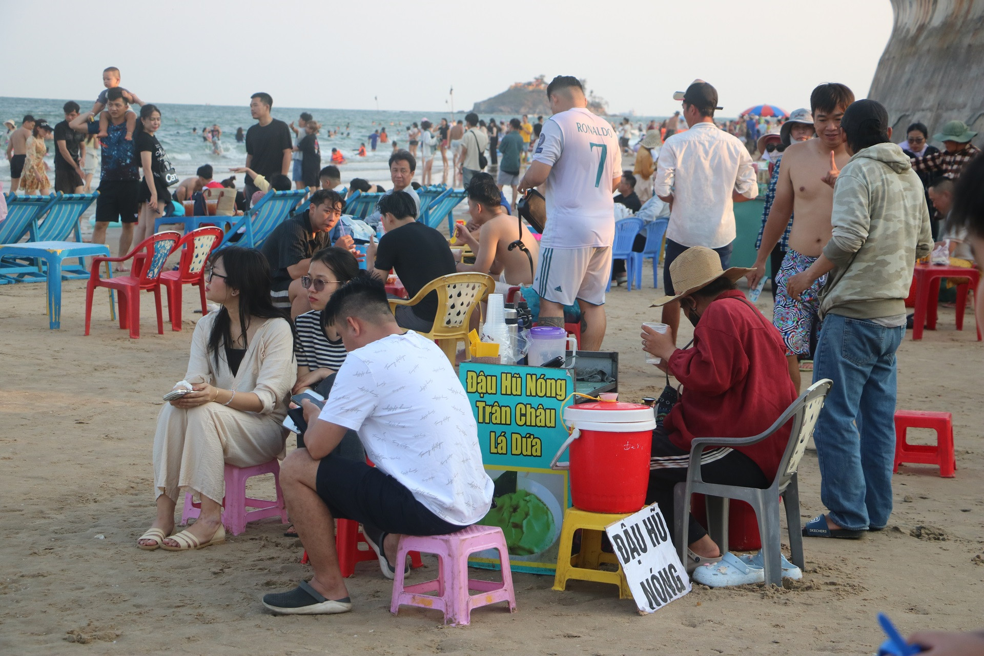 Nắng nóng oi bức, du khách đổ về biển Vũng Tàu chen chân 'giải nhiệt' cuối tuần.4.JPG.jpg