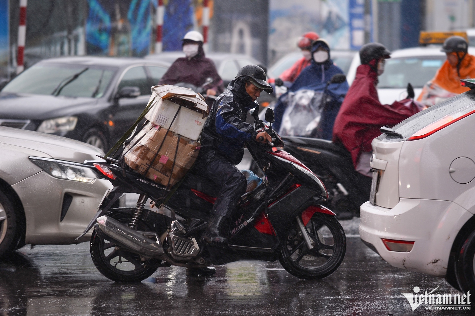 Nắng nóng tăng mạnh 1 tháng tới, không khí lạnh rình rập gây giông, sét bất thường