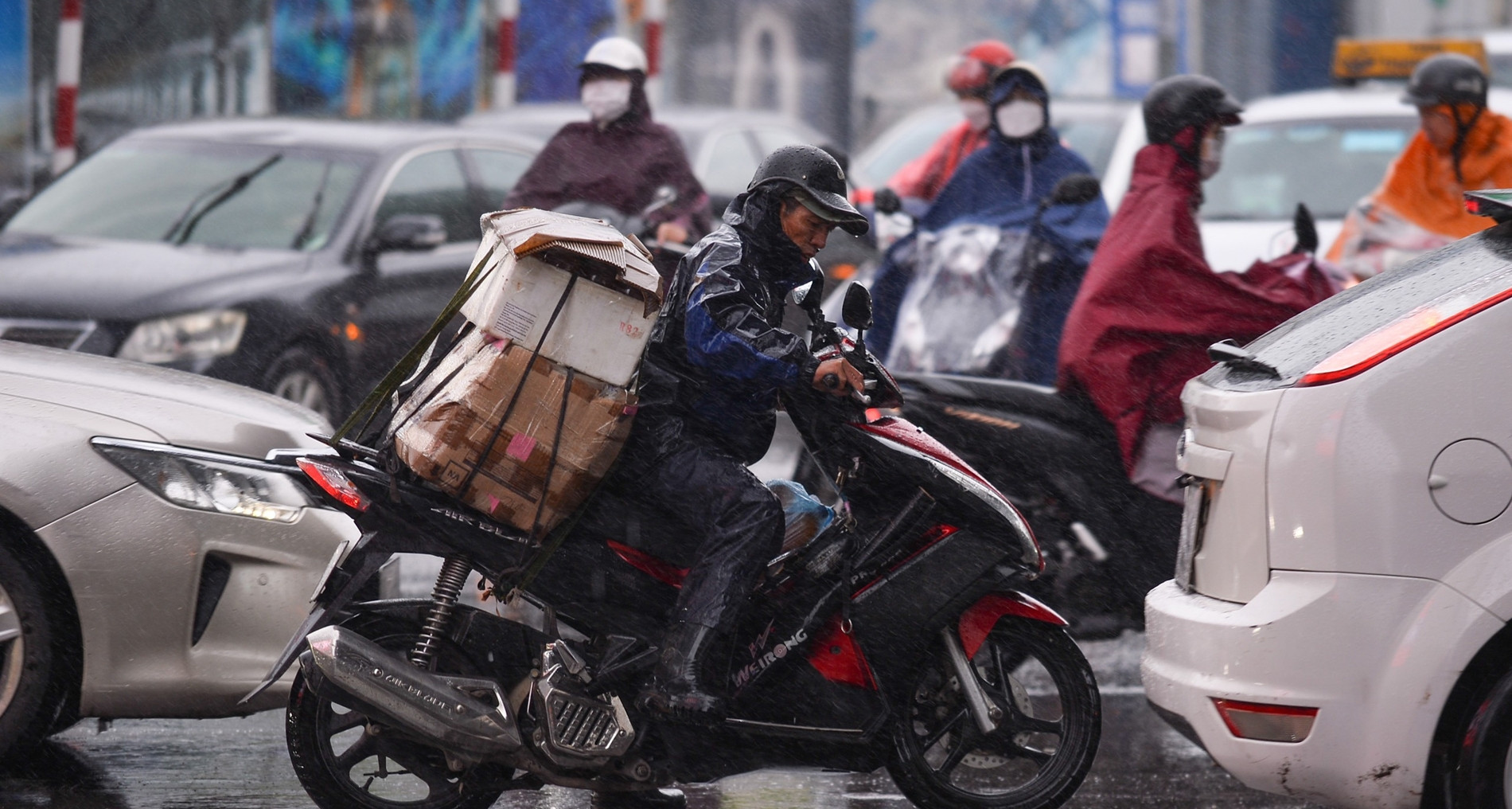 Nắng nóng tăng mạnh 1 tháng tới, không khí lạnh rình rập gây giông, sét bất thường