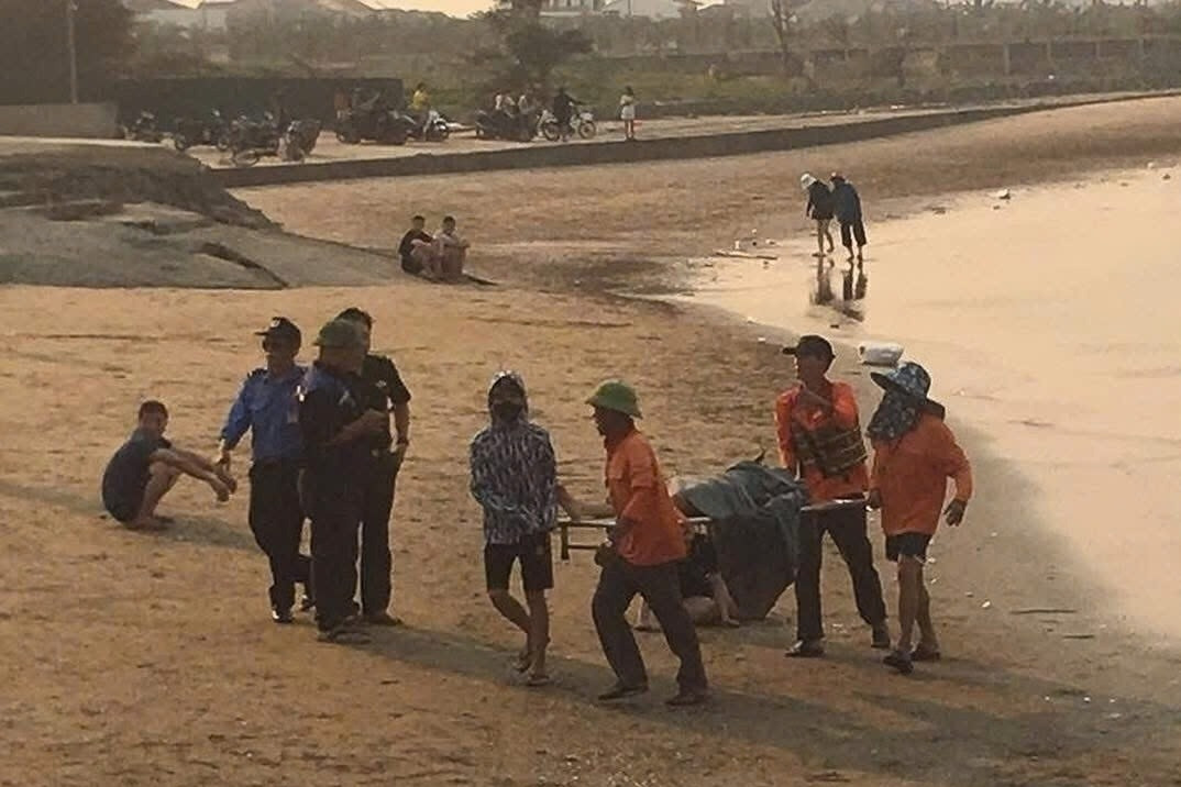 Nữ sinh 17 tuổi tử vong khi lao xuống biển Cửa Lò cứu người gặp nạn