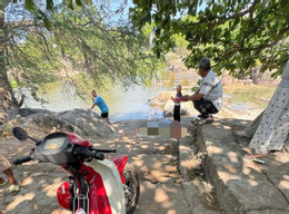 Phát hiện thi thể nam thanh niên dưới đập nước, đồ cá nhân để lại trên bờ..jpg