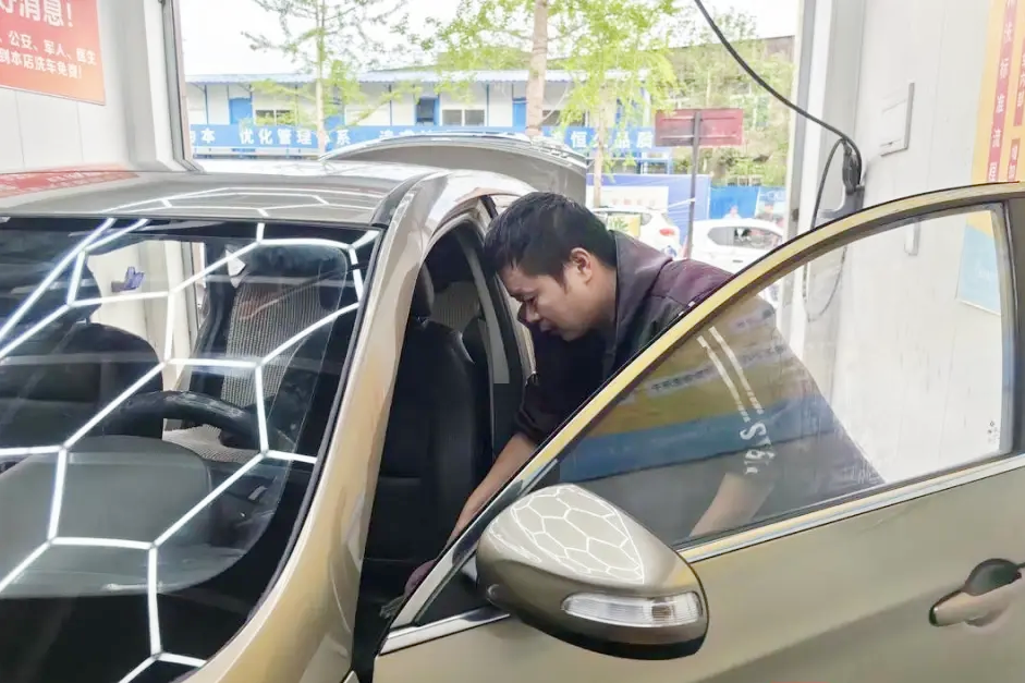 Thoát chết nhờ người lạ, người đàn ông mở tiệm rửa xe miễn phí để trả ơn