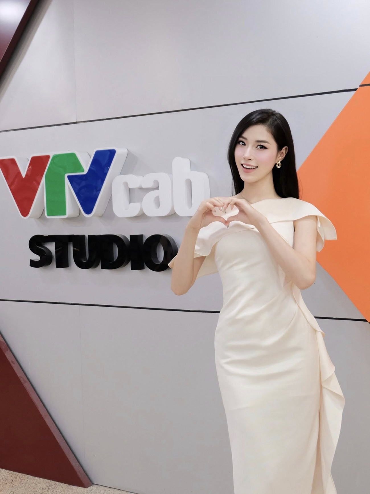 thu huyen bong chuyen 10.jpg