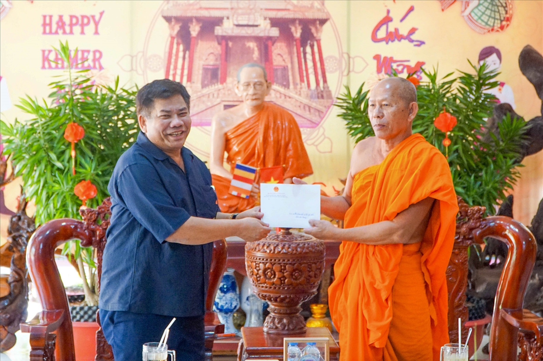 Thứ trưởng Y Thông trao quà Tết, gửi lời chúc tới đồng bào Khmer ở An Giang