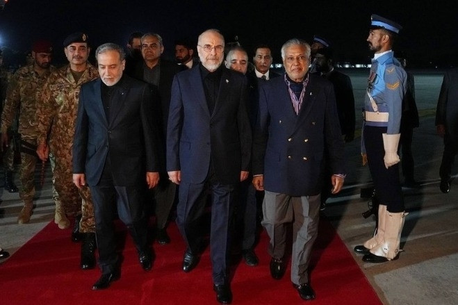  Tư lệnh Pakistan gây chú ý vì trang phục khác nhau khi đón phái đoàn Mỹ - Iran 