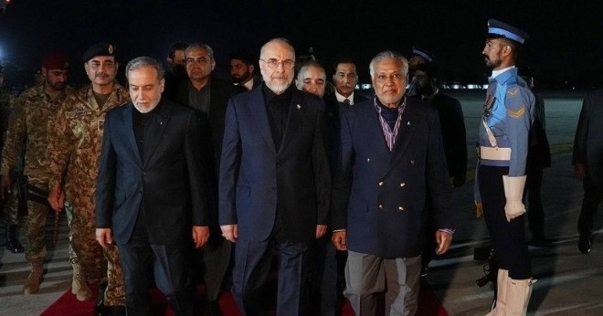 Tư lệnh Pakistan gây chú ý với trang phục khác biệt khi đón phái đoàn Mỹ - Iran
