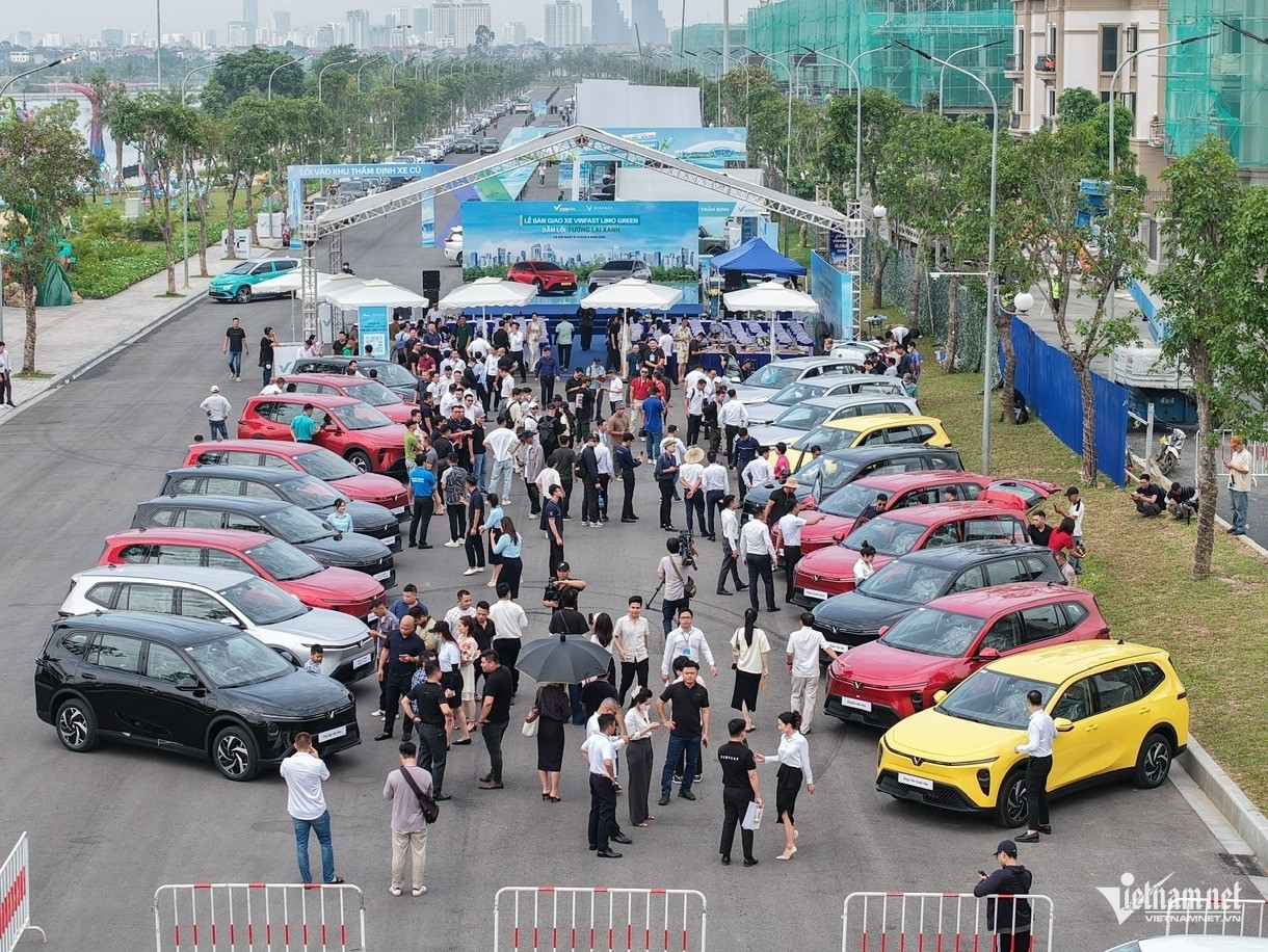 W-ban giao Limo Green.jpg