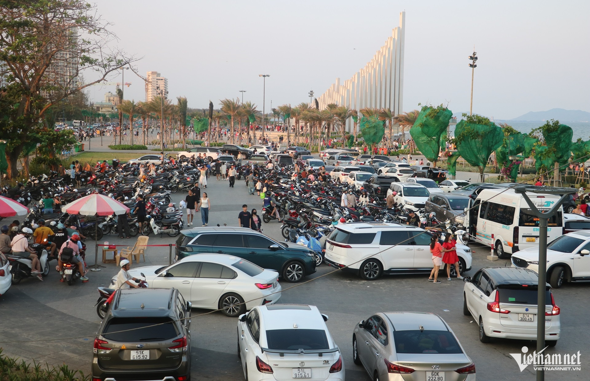 W-Nắng nóng oi bức, du khách đổ về biển Vũng Tàu chen chân 'giải nhiệt' cuối tuần.10.JPG.jpg