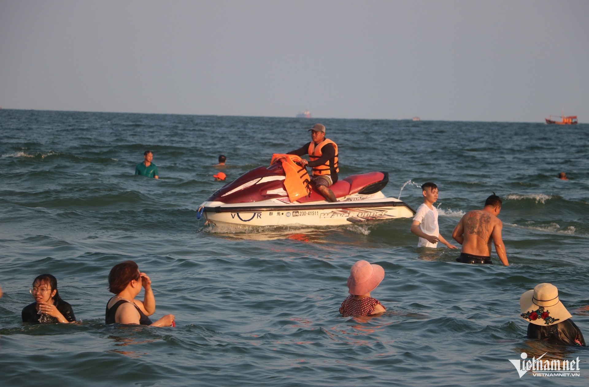 W-Nắng nóng oi bức, du khách đổ về biển Vũng Tàu chen chân 'giải nhiệt' cuối tuần.11.JPG.jpg