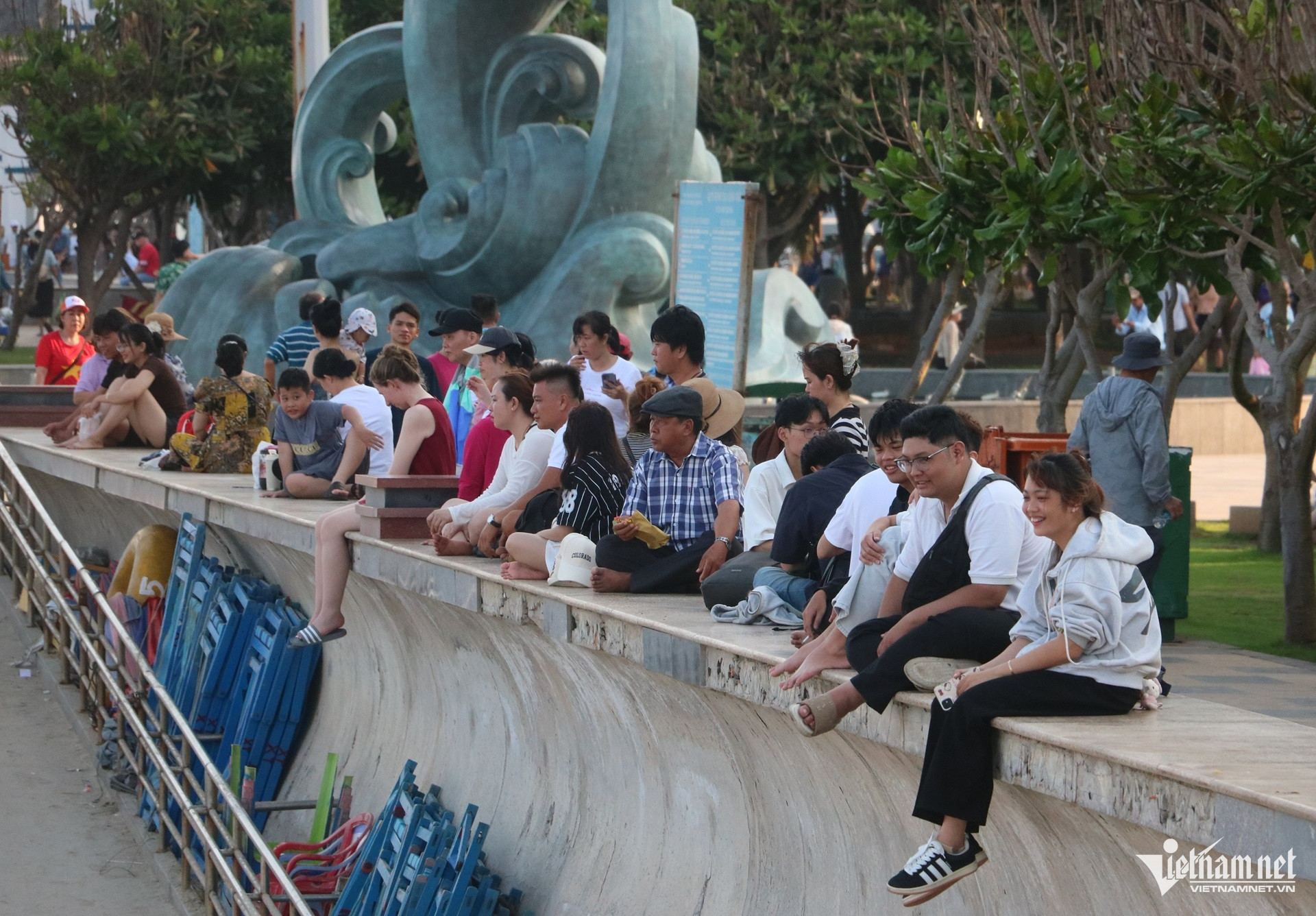 W-Nắng nóng oi bức, du khách đổ về biển Vũng Tàu chen chân 'giải nhiệt' cuối tuần.2.JPG.jpg