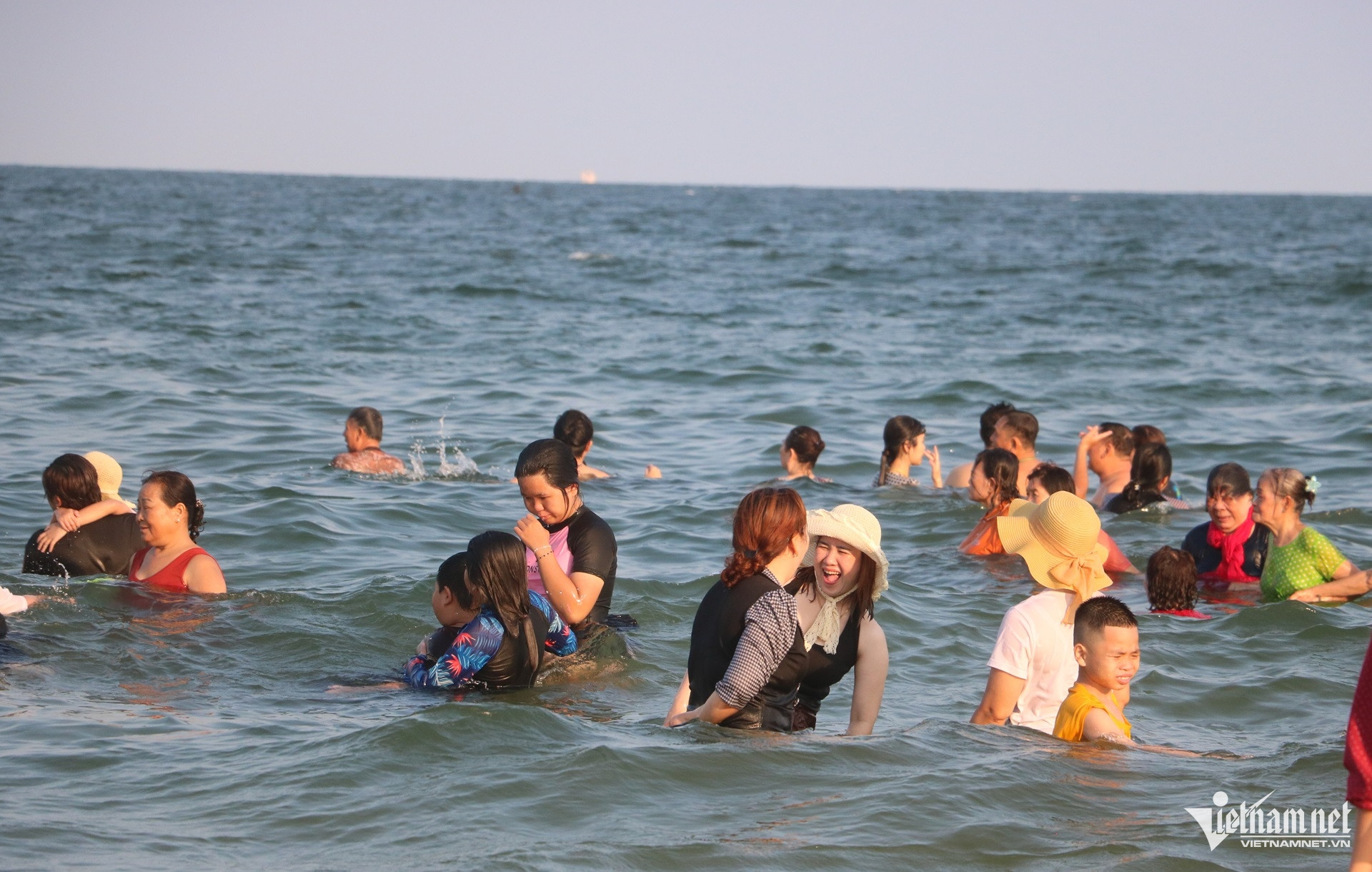 https://static-images.vnncdn.net/vps_images_publish/000001/000003/2026/4/11/w-nang-nong-oi-buc-du-khach-do-ve-bien-vung-tau-chen-chan-giai-nhiet-cuoi-tuan6jpg-2245.jpg