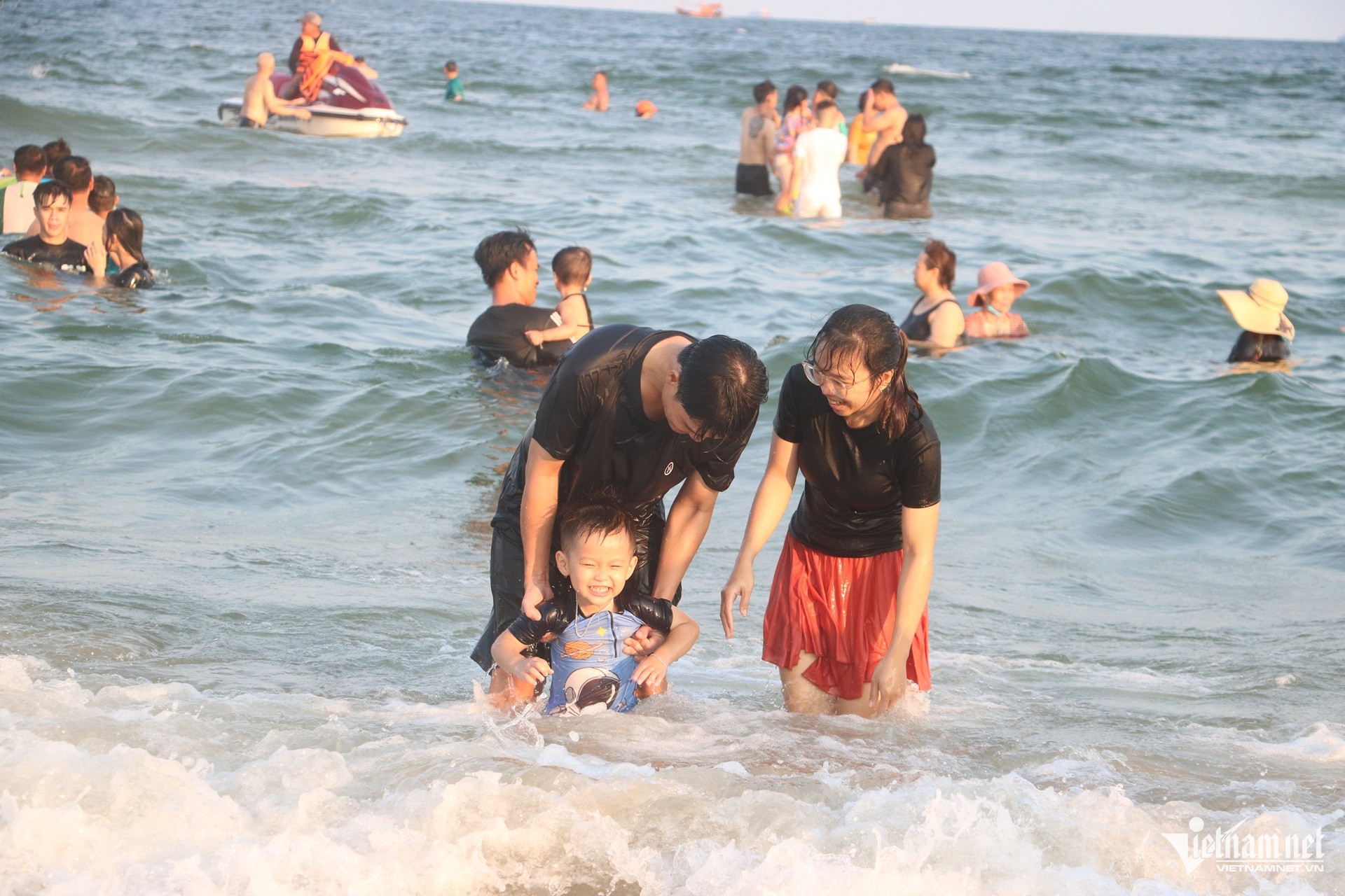https://static-images.vnncdn.net/vps_images_publish/000001/000003/2026/4/11/w-nang-nong-oi-buc-du-khach-do-ve-bien-vung-tau-chen-chan-giai-nhiet-cuoi-tuan8jpg-2247.jpg