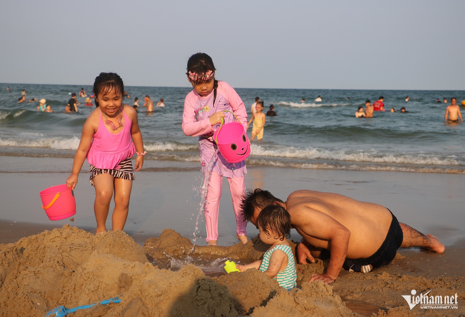 W-Nắng nóng oi bức, du khách đổ về biển Vũng Tàu chen chân 'giải nhiệt' cuối tuần.9.JPG.jpg