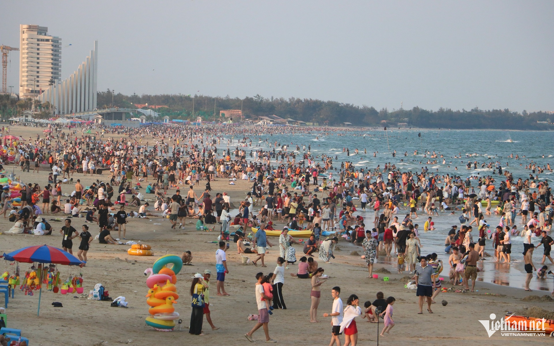 W-Nắng nóng oi bức, du khách đổ về biển Vũng Tàu chen chân 'giải nhiệt' cuối tuần.JPG.jpg