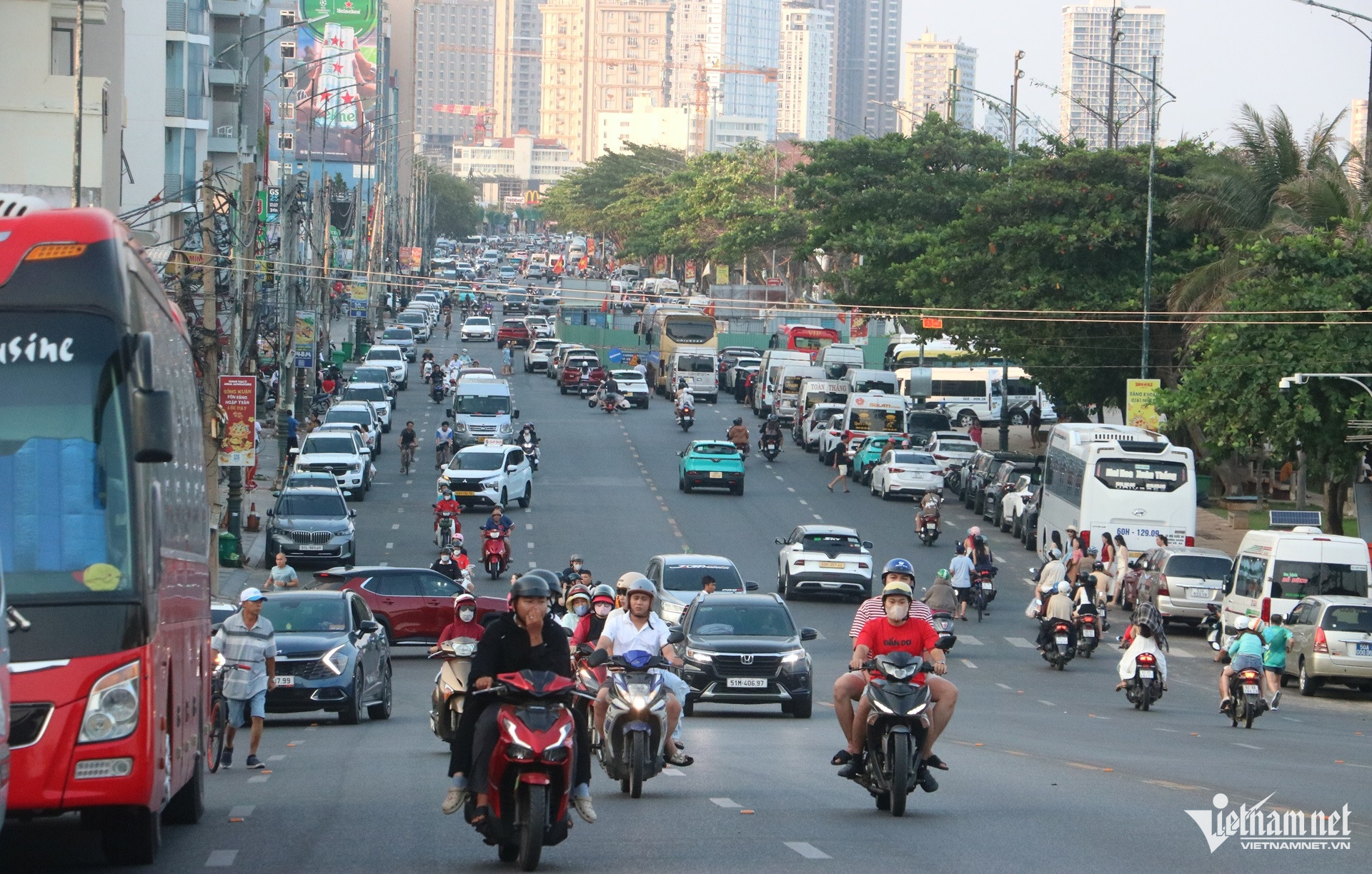 W-Nắng nóng oi bức, du khách đổ về biển Vũng Tàu chen chân 'giải nhiệt' cuối tuần..JPG.jpg