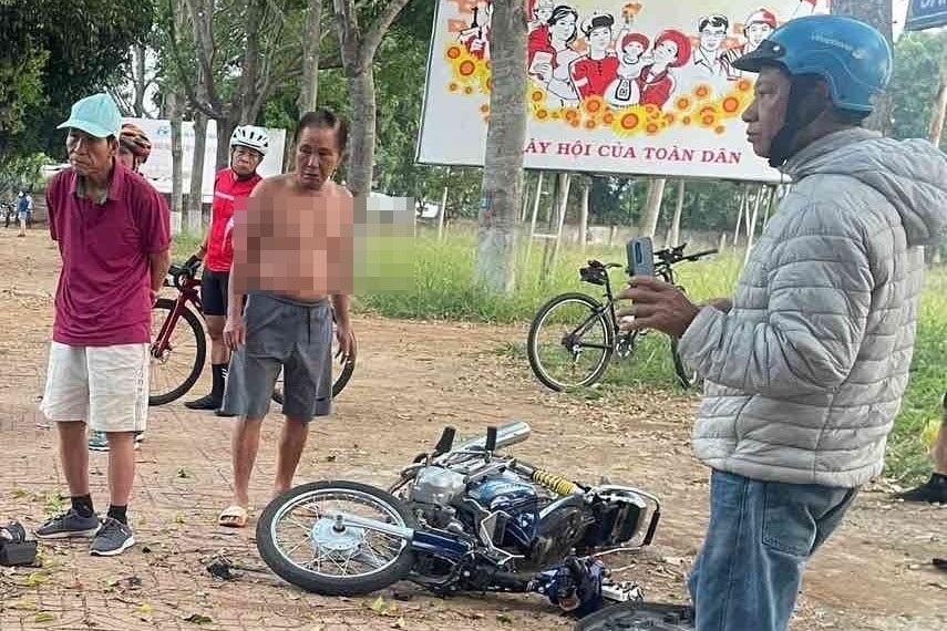 Xe máy chở 3 người tông vào gốc cây, 2 nạn nhân tử vong