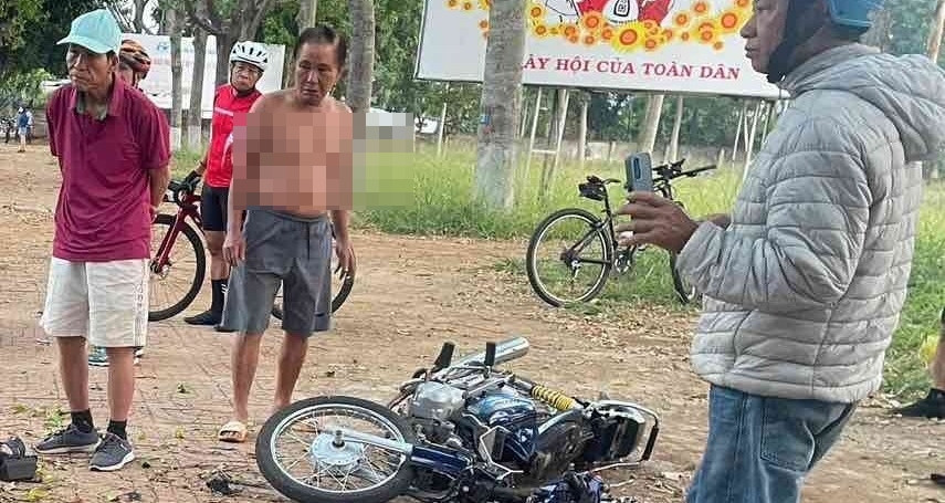 Xe máy chở 3 người tông vào gốc cây, 2 nạn nhân tử vong