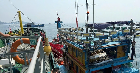 Tàu cá gặp nạn giữa biển, 12 người phát tín hiệu cầu cứu khẩn cấp