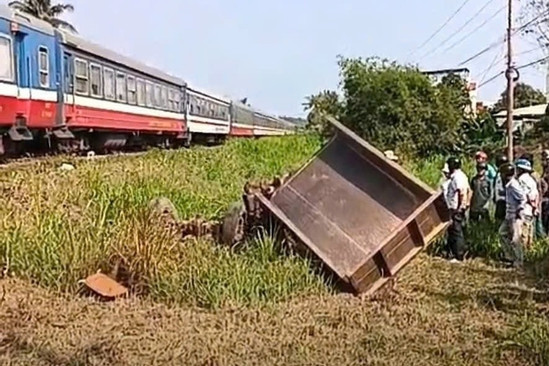  Bản tin chiều 12/4: Va chạm giữa tàu hỏa và xe công nông, 3 người thương vong 
