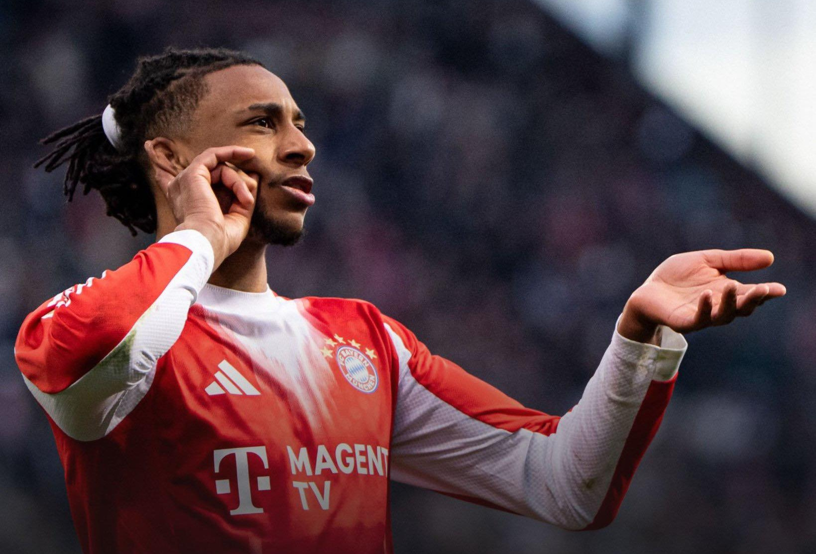 Bayern Munich xô đổ kỷ lục, chạm một tay vào Đĩa bạc