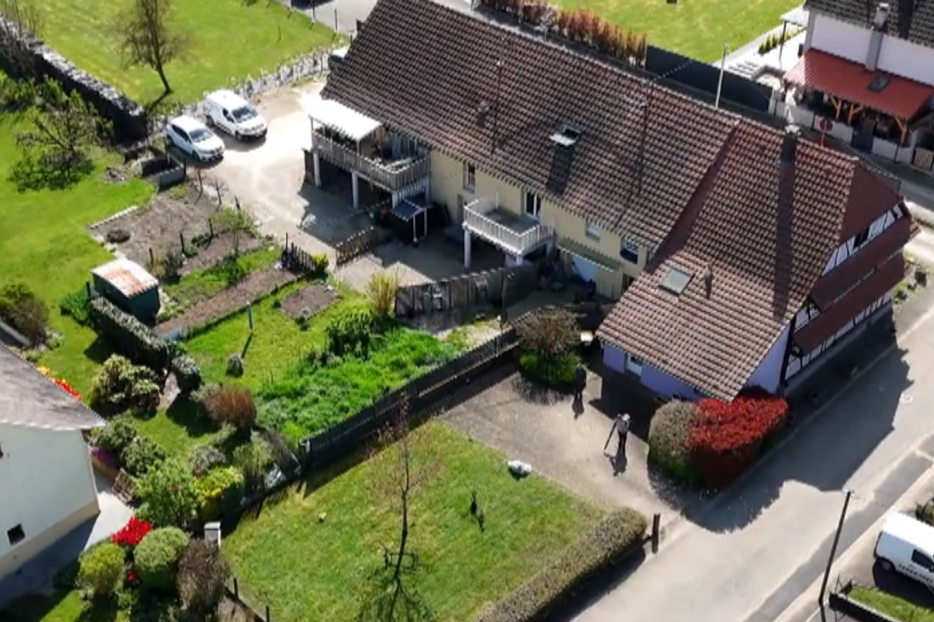  Bé trai 9 tuổi bị cha nhốt trong xe tải hơn 1 năm, lộ chuyện từ 'âm thanh lạ' 