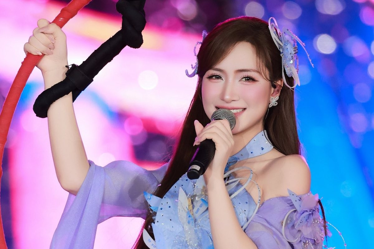 Ca sĩ Hòa Minzy ngồi trên vòng bay lượn hát trước 50.000 nghìn khán giả