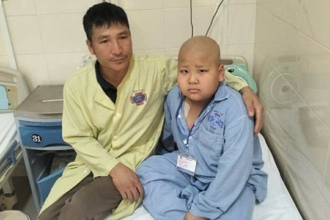 Cha nghèo ra 'chợ người' kiếm từng đồng cứu con trai ung thư xương