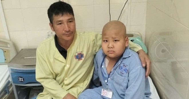 Người Cha Nghèo Ra Chợ Ngủ Đêm Kiếm Tiền Cứu Con Trai Ung Thư Xương