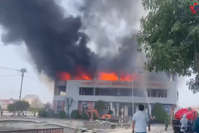 Cháy lớn tại công ty chế biến gỗ, cột khói đen bốc cao hàng chục mét