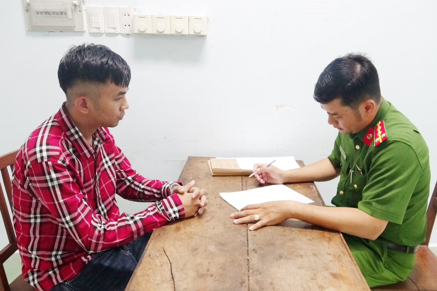  Công an bắt giữ Nguyễn Thành Tiến và đồng bọn vụ bắn súng, đâm người tại bàn nhậu 