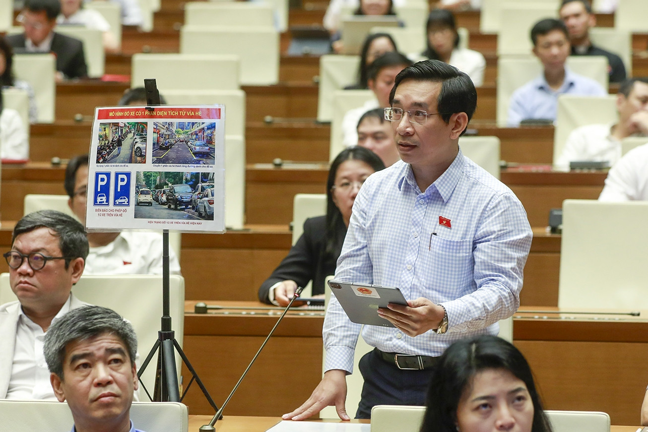 Đề xuất Hà Nội cho đỗ xe trên vỉa hè có điều kiện