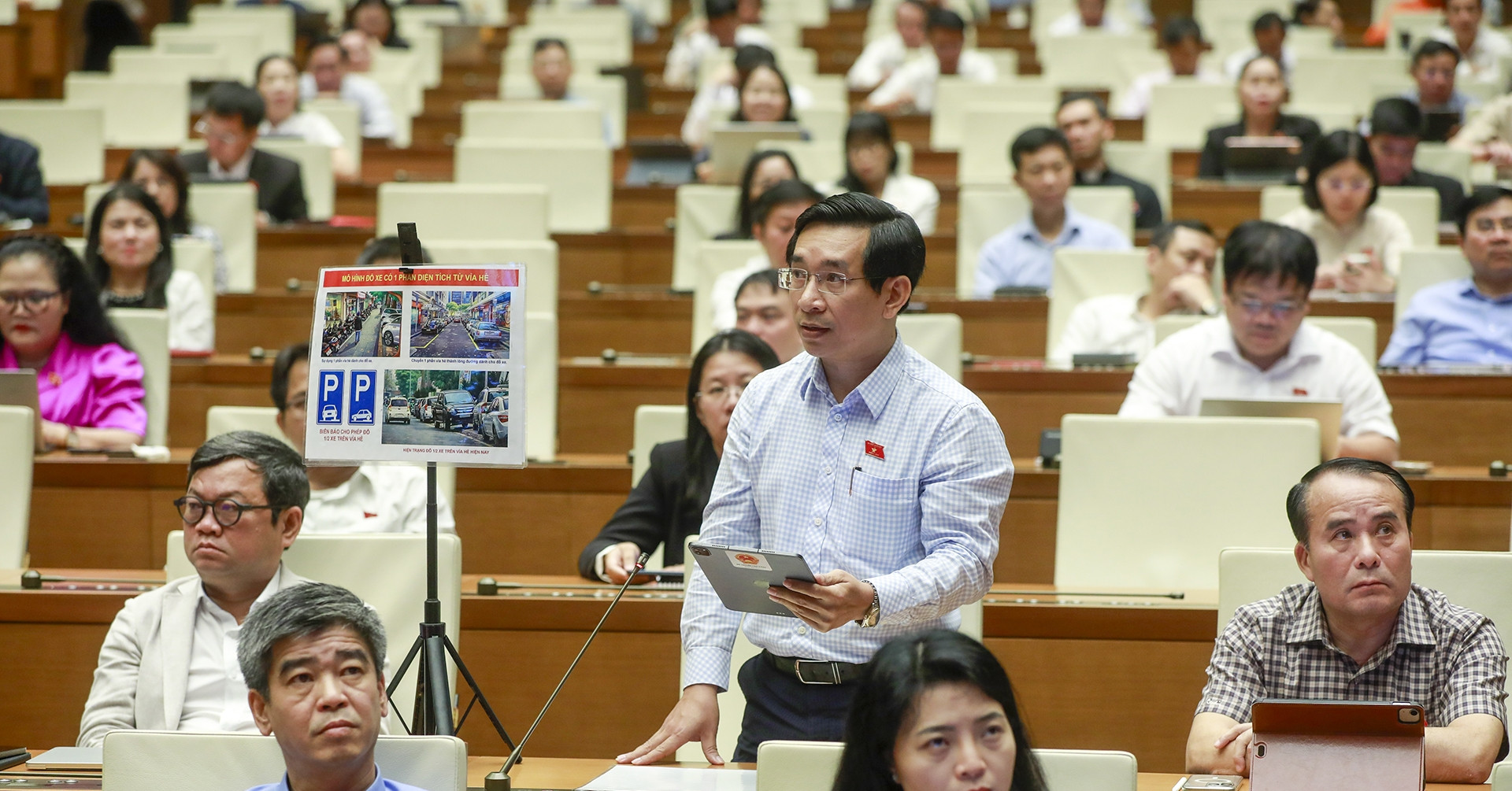 Hà Nội đề xuất cho phép đỗ xe trên vỉa hè có điều kiện để giải quyết ùn tắc