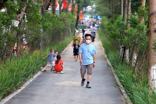 Đi bộ hay vấp, dấu hiệu coi chừng liệt vĩnh viễn