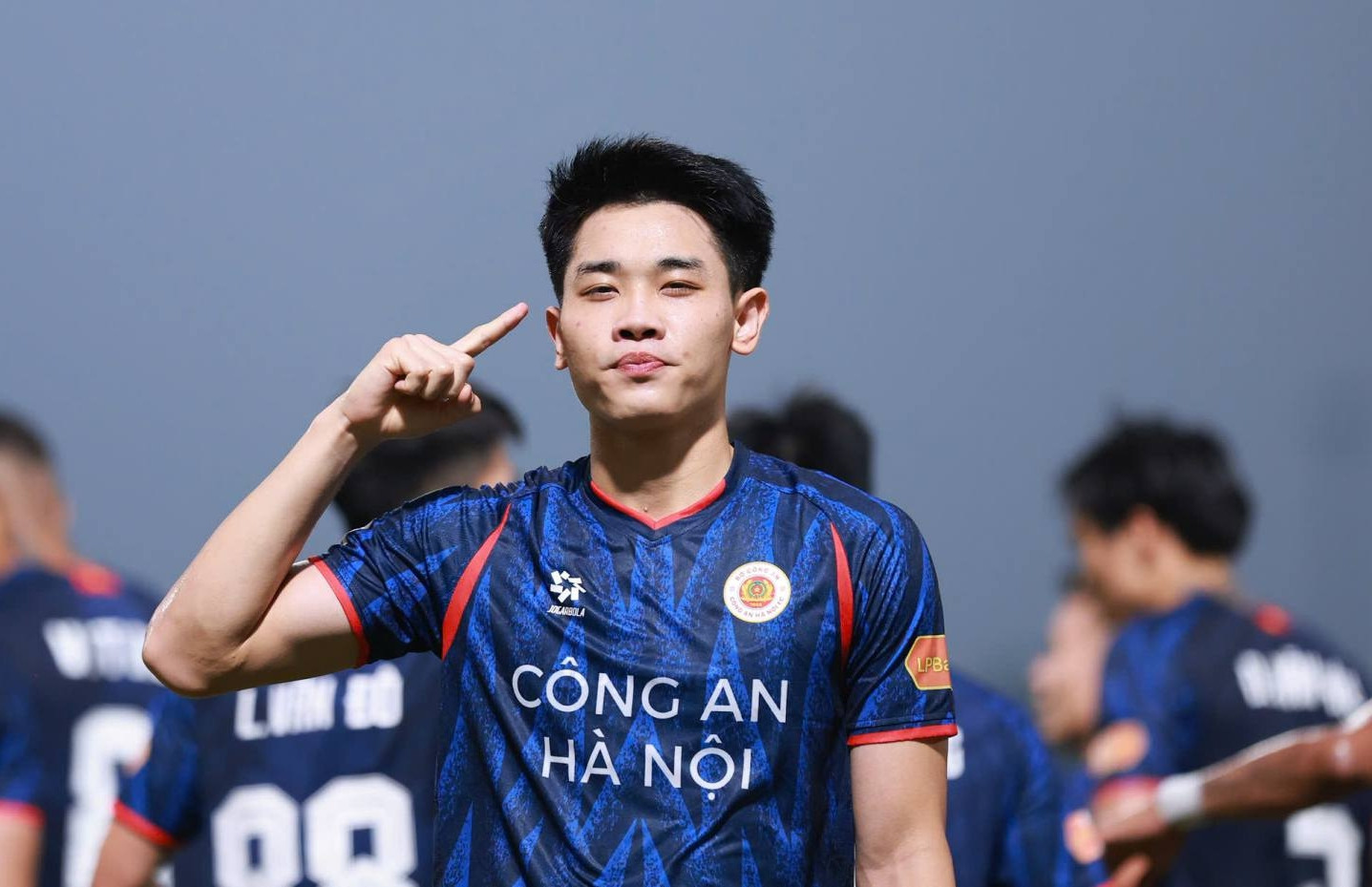 Hoàng Hên chói sáng, Hà Nội FC tìm lại nụ cười Đình Bắc lập công, CAHN vẫn bị PVF-CAND cầm chân