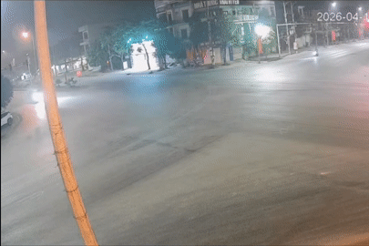 Khoảnh khắc xe cứu thương chở 4 người va chạm xe bán tải rồi lật nghiêng